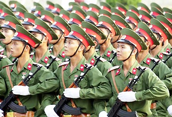 Más actividades en ocasión del aniversario del Ejército Popular de Vietnam